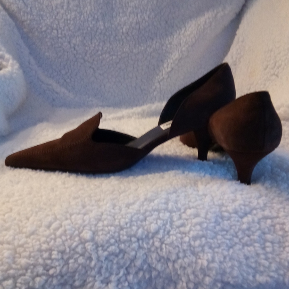 #18 brown suede shoe